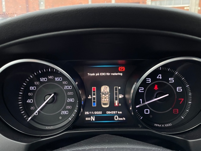 966073-11 Jaguar XE 25t - 2016