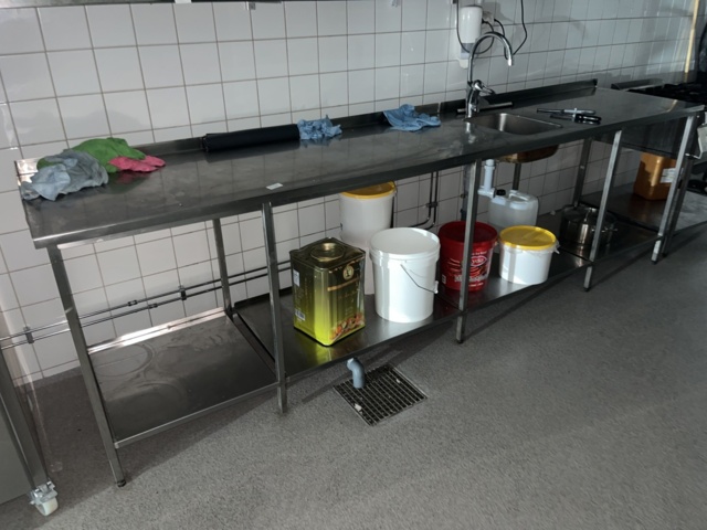 962305-1 Stainless steel workbench with sink