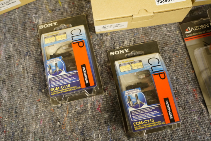 953961-8 Package for sound, among other things. AZDEN FIELD MIXER FMX-32a