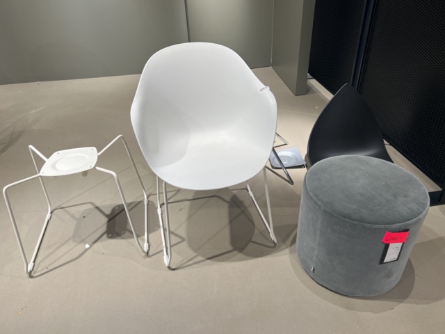 964272-1 Chairs, 2 pieces and pouf, BoConcept