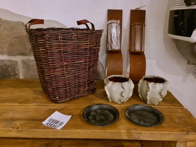 939347-1 Wall-hung lanterns, baskets, pots, etc