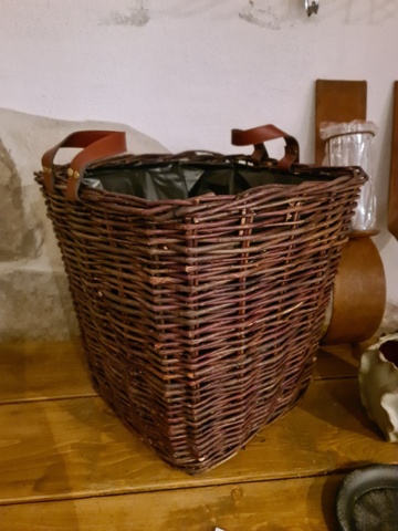 939347-4 Wall-hung lanterns, baskets, pots, etc