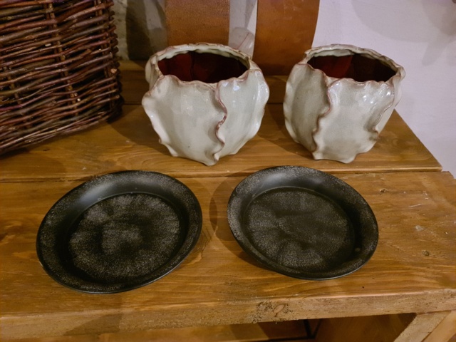 939347-5 Wall-hung lanterns, baskets, pots, etc