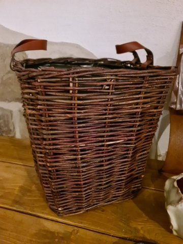 939347-6 Wall-hung lanterns, baskets, pots, etc