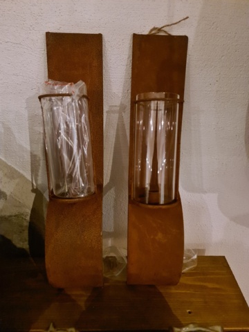 939347-7 Wall-hung lanterns, baskets, pots, etc