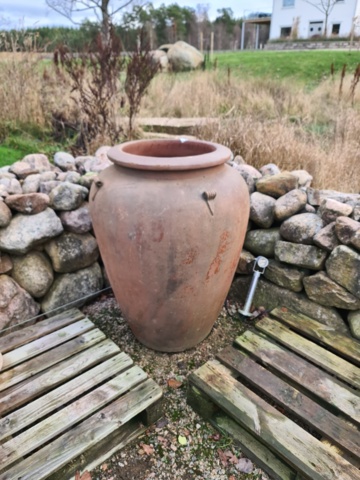 939352-1 Large red-brown clay pot without drainage hole