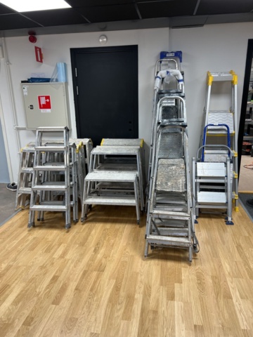 921391-1 Collection of ladders and stools, approx. 25 pcs