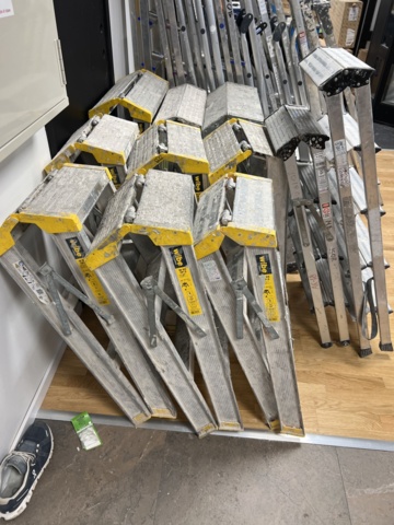 921391-2 Collection of ladders and stools, approx. 25 pcs