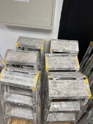 921391-4 Collection of ladders and stools, approx. 25 pcs