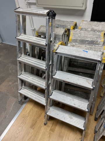 921391-5 Collection of ladders and stools, approx. 25 pcs