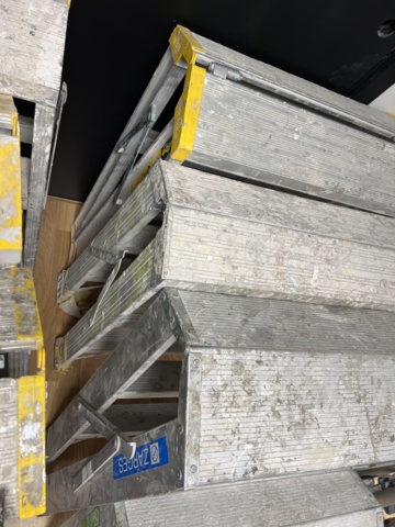 921391-7 Collection of ladders and stools, approx. 25 pcs