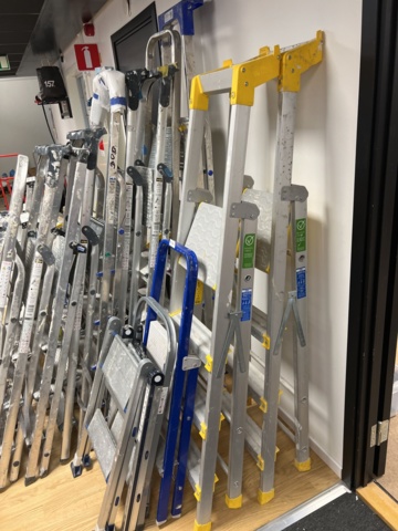 921391-9 Collection of ladders and stools, approx. 25 pcs