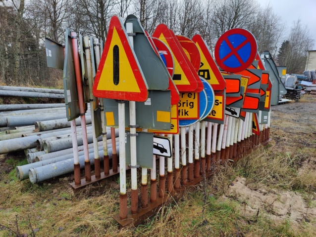 945445-3 Road signs and accessories