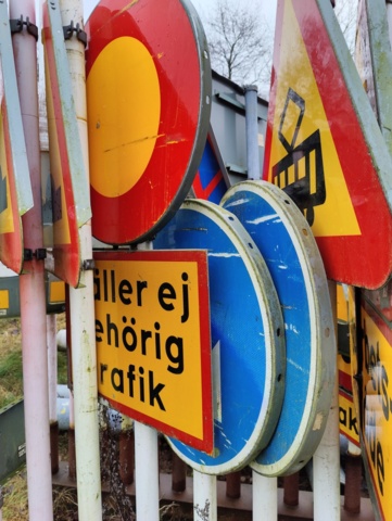 945445-7 Road signs and accessories