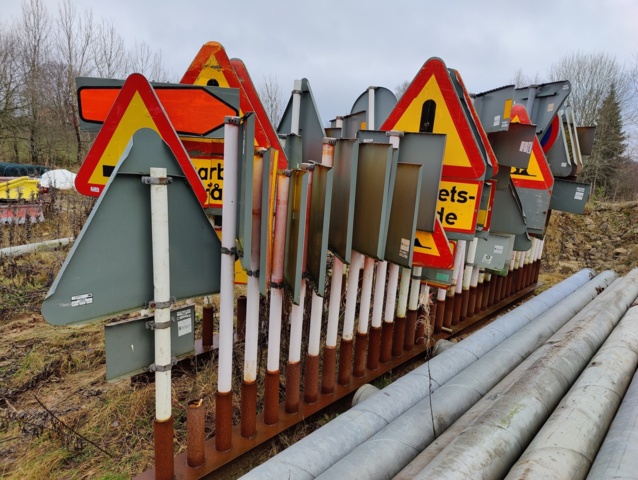 945445-13 Road signs and accessories