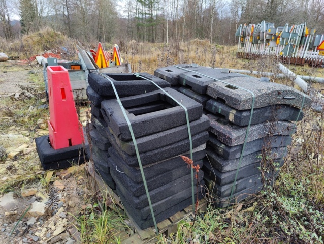 945445-14 Road signs and accessories