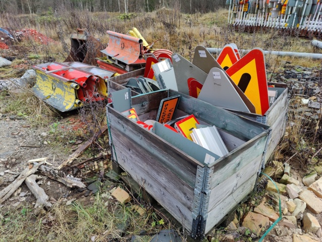 945445-17 Road signs and accessories