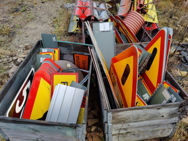 945445-18 Road signs and accessories