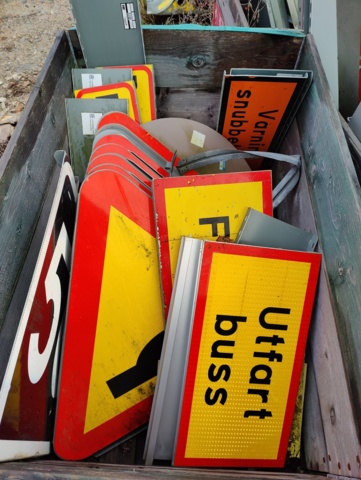 945445-19 Road signs and accessories