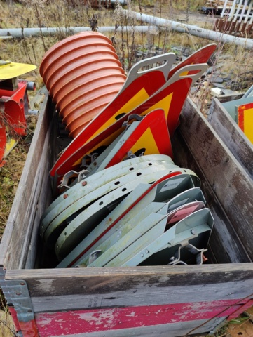 945445-22 Road signs and accessories