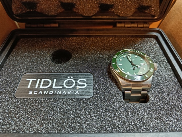 754784-7 TIDLÖS "Marine" Grön urtavla samt stålarmband