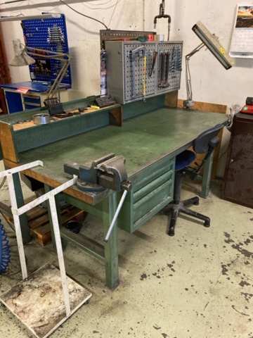 970492-1 Workbench with bench vise and tool board