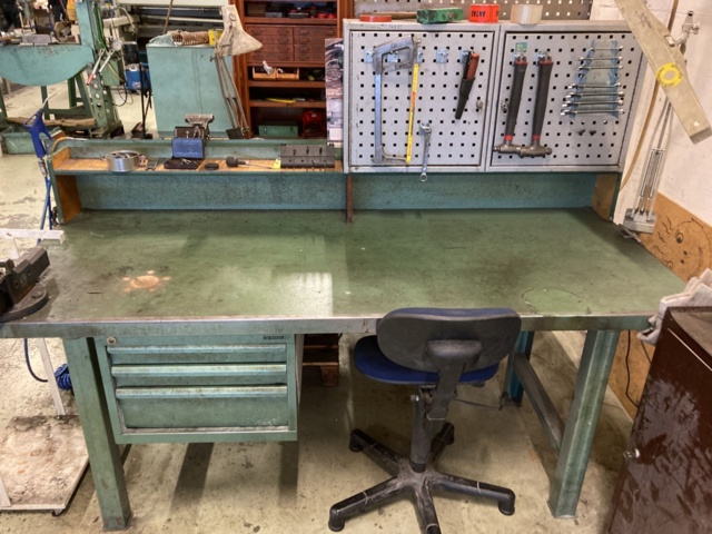 970492-2 Workbench with bench vise and tool board