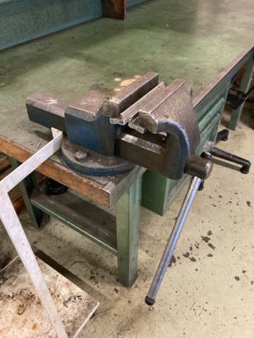 970492-3 Workbench with bench vise and tool board