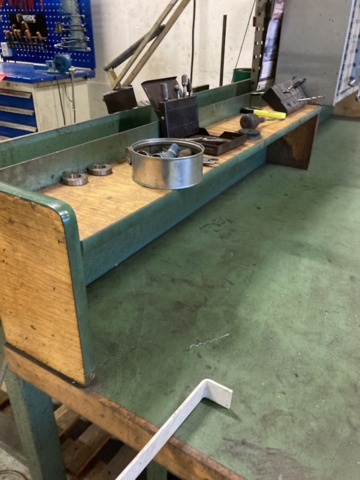 970492-4 Workbench with bench vise and tool board