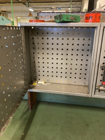 970492-7 Workbench with bench vise and tool board