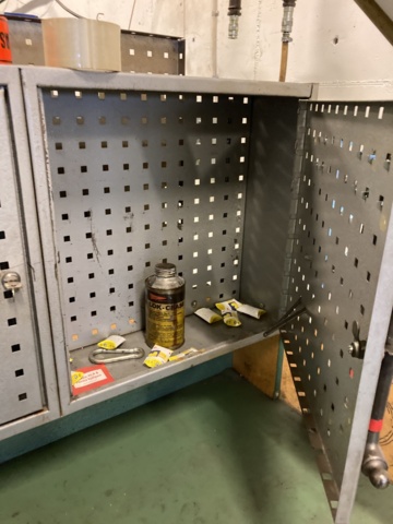 970492-8 Workbench with bench vise and tool board