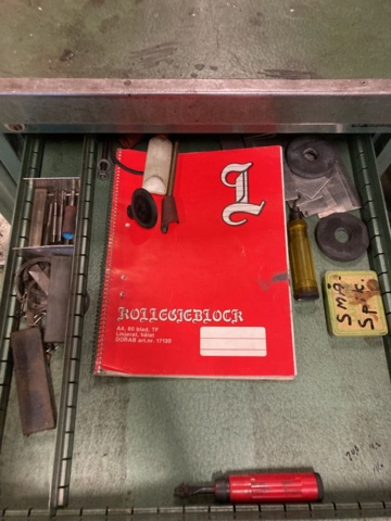 970492-10 Workbench with bench vise and tool board