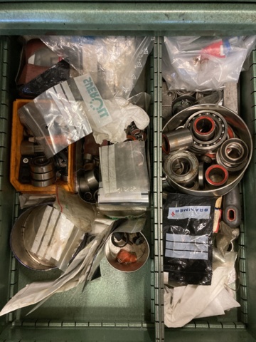 970492-12 Workbench with bench vise and tool board