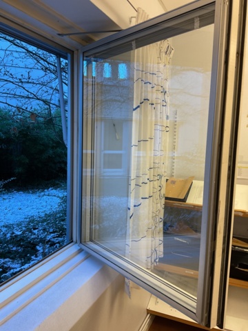 961080-10 5 Side-hung windows open inwards 11/14