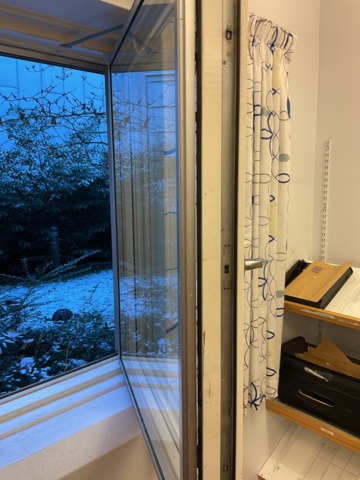 961080-11 5 Side-hung windows open inwards 11/14