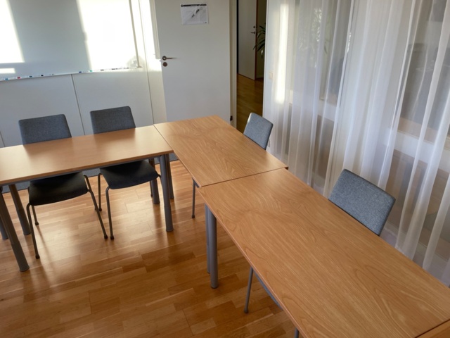 970900-2 Kinnarps conference table and chairs