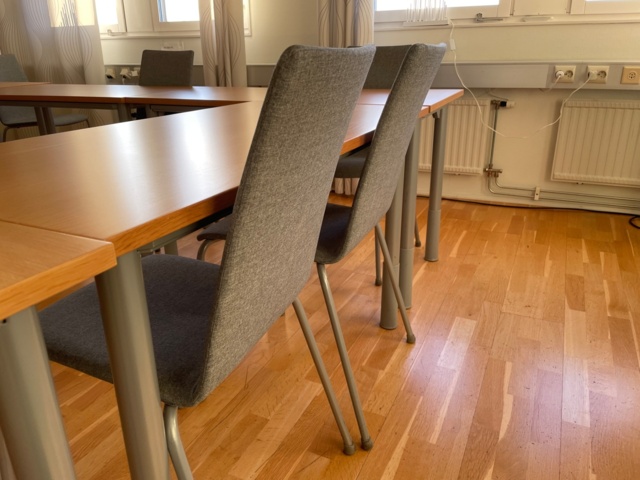 970900-7 Kinnarps conference table and chairs