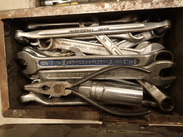 862108-4 Toolbox with tools