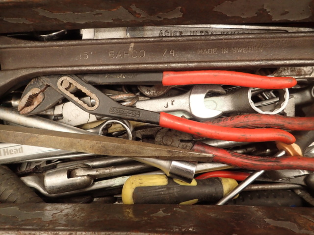 862108-12 Toolbox with tools