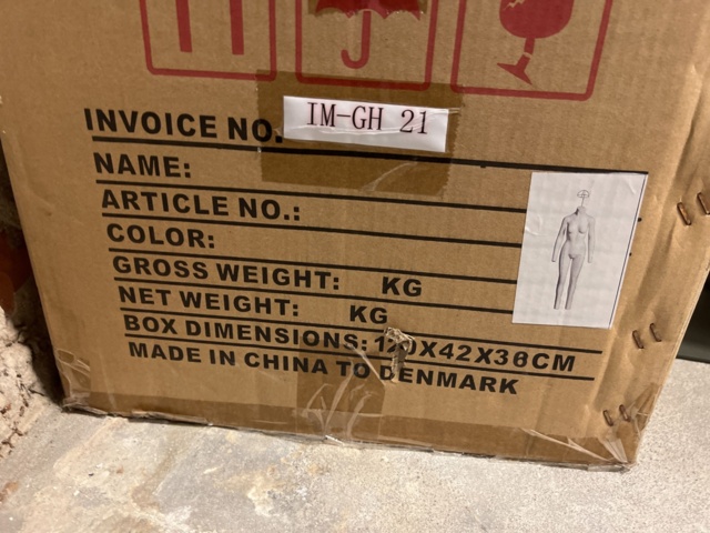 964339-4 Disassembled photo sign mannequins, 2 pieces