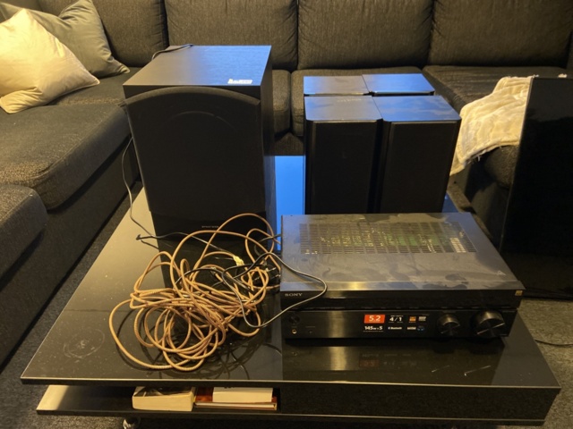 946534-1 Receiver, subwoofer and 4 speakers