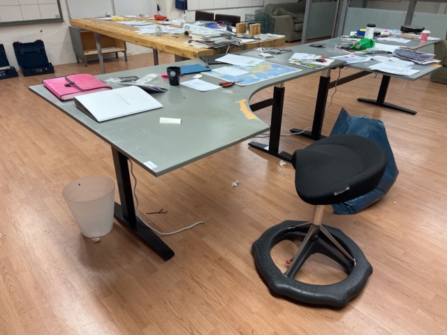 814788-1 Diverse kontorsmöbler, skrivbord, pall, arbetsstol, hyllor med mera