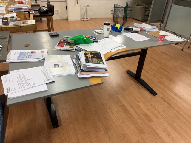 814788-2 Diverse kontorsmöbler, skrivbord, pall, arbetsstol, hyllor med mera