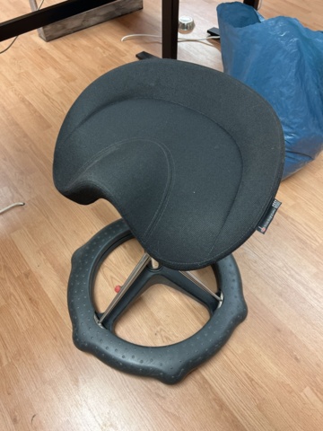 814788-5 Diverse kontorsmöbler, skrivbord, pall, arbetsstol, hyllor med mera