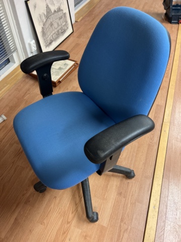 814788-6 Diverse kontorsmöbler, skrivbord, pall, arbetsstol, hyllor med mera