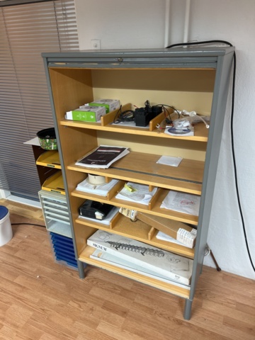 814788-7 Diverse kontorsmöbler, skrivbord, pall, arbetsstol, hyllor med mera