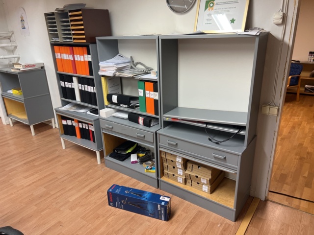 814788-8 Diverse kontorsmöbler, skrivbord, pall, arbetsstol, hyllor med mera