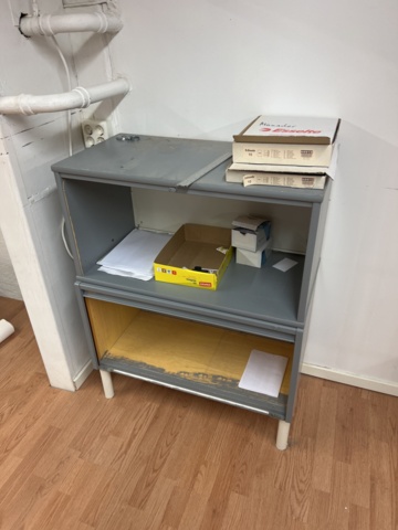 814788-9 Diverse kontorsmöbler, skrivbord, pall, arbetsstol, hyllor med mera