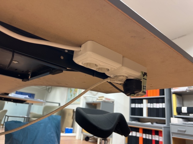 814788-11 Diverse kontorsmöbler, skrivbord, pall, arbetsstol, hyllor med mera