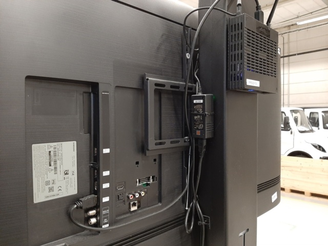 920853-8 Samsung TV, 50", mouse, keyboard and PC